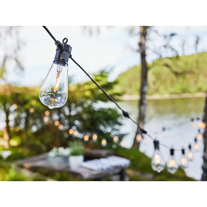 Garden 24 LED-Lichterkette - Außen, 550 mm, Lichtfarbe: Warmweiß, Oval - Dekorative Glühbirnen hängen an einer Schnur und erhellen eine Gartenparty mit sanftem Licht.