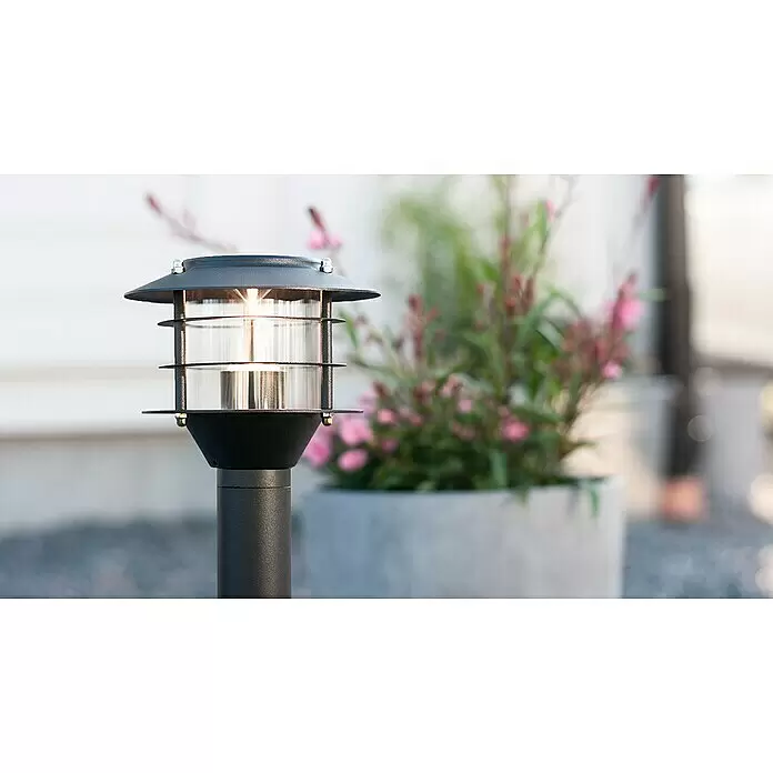 Garden 24 LED-Wegeleuchte - Schwarz, Höhe: 45,5 cm, Warmweiß - Schwarze Solar-Gartenleuchte mit Klarglas und Stufendesign, draußen stehend, schwach leuchtend.