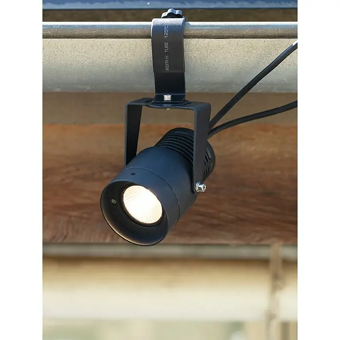 Garden 24 LED-Spotstrahler - 9 W, Mit Erdspieß, L x B x H: 9 x 9 x 30 cm, Schwarz - Nahaufnahme einer schwarzen LED-Spotleuchte, die an einer Decke befestigt ist und helles Licht ausstrahlt.