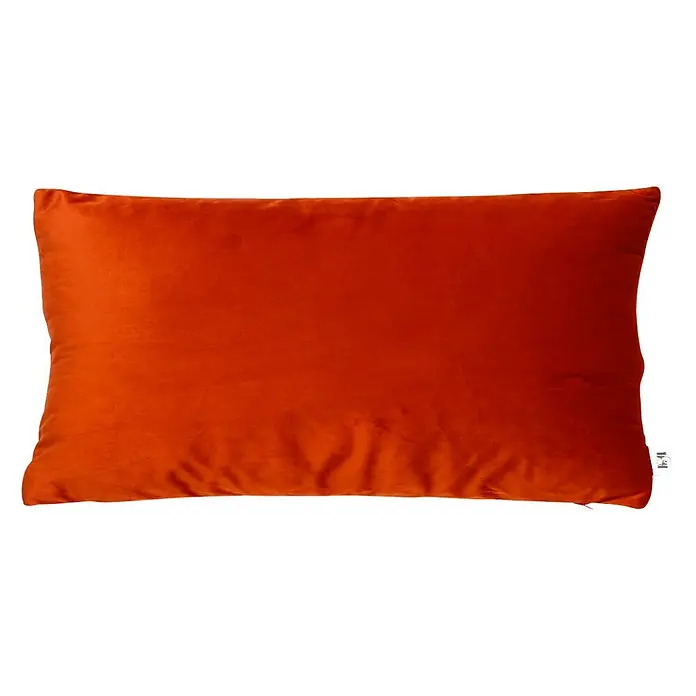 Cojín Velvet - 30 x 50 cm, Textil, Caldera, Rectangular - Un cojín rectangular de terciopelo naranja sobre un fondo negro. El cojín tiene una superficie lisa y reflectante.
