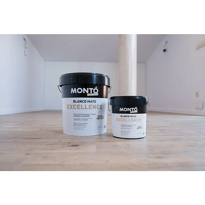 Montó Bricolovers Pintura para paredes y techos Excellence - Blanco, Mate, 15 l - Dos cubetas de pintura Montó Blanco Mate Excellence para paredes y techos interiores y exteriores sobre un suelo de madera.