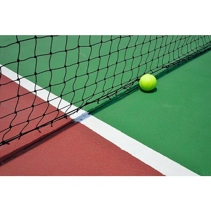 Montó Pintura para suelos Expresa - Verde, 12 l, Mate sedoso - Pelota de tenis descansando junto a la red en una pista de tenis roja y verde.