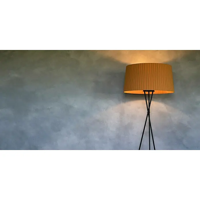 Montó Bricolovers Yeso con efecto de color Wabi Sabi - Gris intenso, Mate - Lámpara de pie con pantalla plisada que emite luz cálida y añade un toque elegante contra una pared lisa.