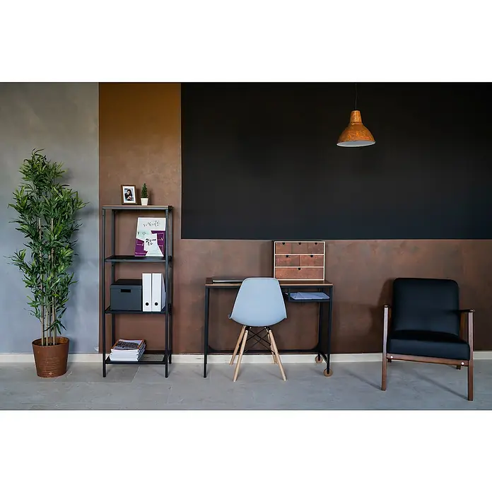 Montó Bricolovers Yeso con efecto de color - Óxido, 2,5 l, Mate - Un espacio de trabajo elegante con un escritorio minimalista, una estantería y un sillón cómodo, todo en un ambiente moderno.