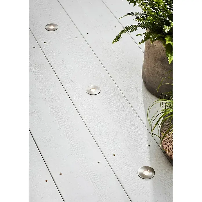 Garden 24 LED-Außenwegleuchte - Warmweiß - Nahaufnahme von eingelassenen LED-Deckenspots, die in eine weiße Holzterrasse integriert sind und eine gemütliche Atmosphäre schaffen.