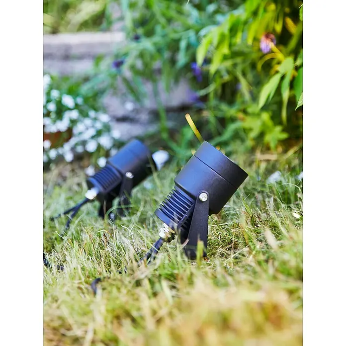 Garden 24 LED-Spotstrahler - 15 W, Erdspieß, L x B x H: 9 x 9 x 13,5 cm, Schwarz - Zwei schwarze Gartenstrahler beleuchten das Grün im Garten. Die robusten Leuchten sind ideal für die stimmungsvolle Beleuchtung von Außenbereichen.