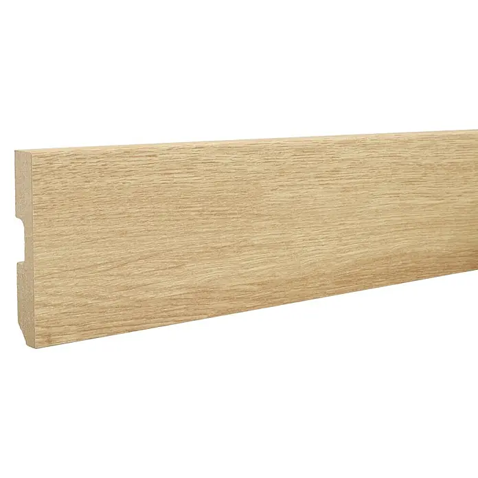LOGOCLIC Rodapié Roble Atelier - 220 cm x 15 mm x 80 mm, MDF - Primer plano de un zócalo de madera clara, ideal para agregar un toque elegante a los espacios interiores.