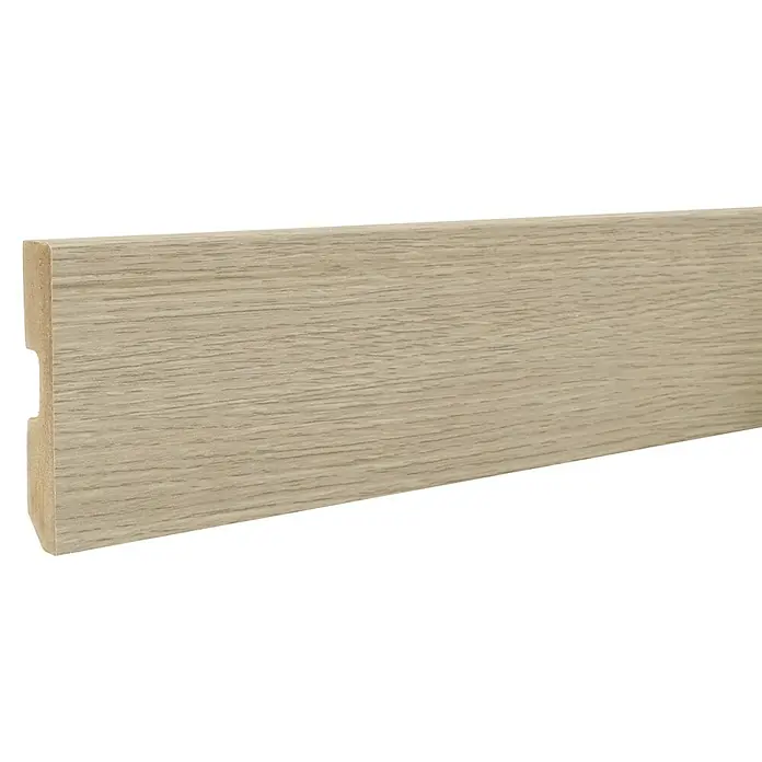 LOGOCLIC Rodapié Roble Palermo - 220 cm x 15 mm x 80 mm, MDF - Primer plano de un rodapié moderno de color claro con una fina veta de madera, ideal para diseños interiores elegantes.