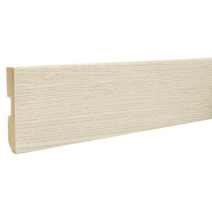 LOGOCLIC Rodapié Roble Genuine - 220 cm x 15 mm x 80 mm, MDF - Primer plano de un rodapié blanco con sutil veta de madera. Ideal para interiores modernos y como transición elegante al suelo.
