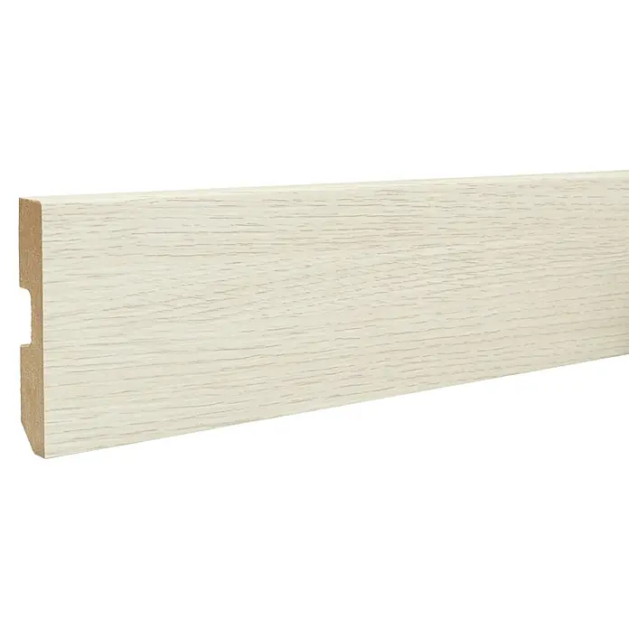 LOGOCLIC Rodapié Roble Alen/Acapulco - 220 cm x 15 mm x 80 mm, MDF - Primer plano de un rodapié blanco con una fina veta de madera, ideal para diseño de interiores y proyectos de decoración.