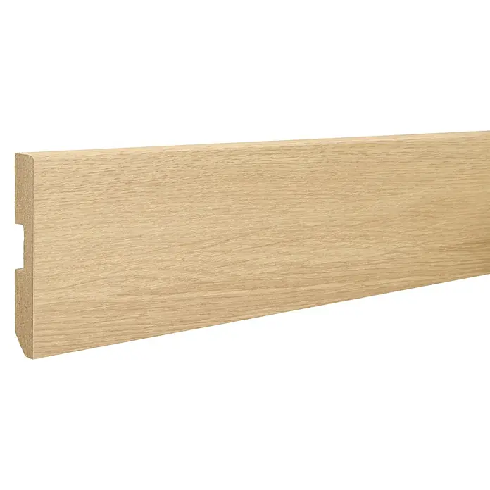 LOGOCLIC Rodapié Roble Kobe - 220 cm x 15 mm x 80 mm, MDF - La imagen muestra un zócalo de madera clara con una ranura para cables, ideal para interiores modernos y un acabado limpio.