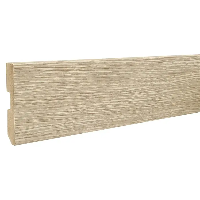 LOGOCLIC Rodapié Roble Tempo - 220 cm x 15 mm x 80 mm, MDF - Una vista detallada de un zócalo de madera clara con una veta fina, ideal para interiores modernos. La tabla muestra una parte posterior perfilada para facilitar el montaje.