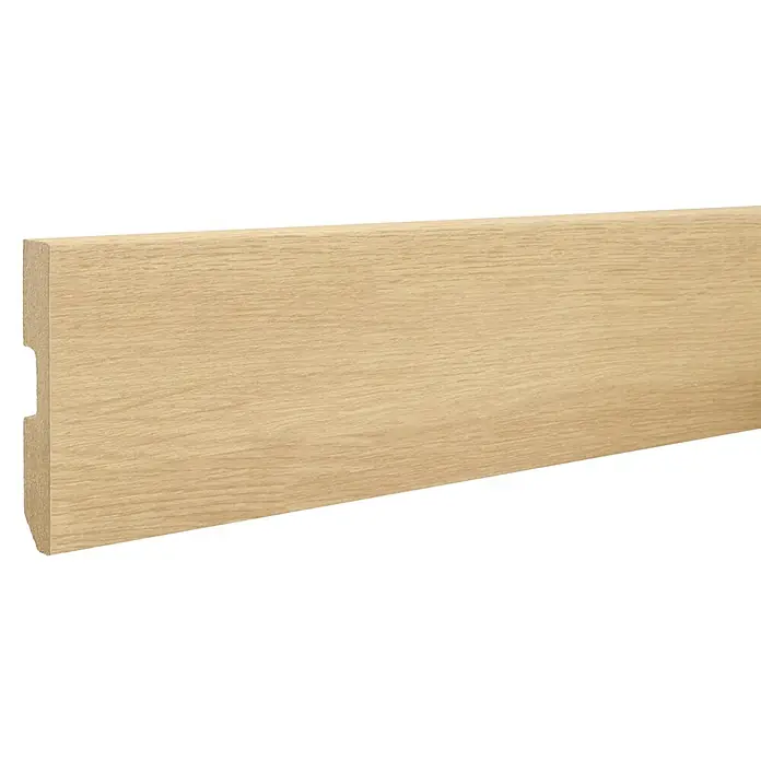 LOGOCLIC Rodapié Roble Celtic - 220 cm x 15 mm x 80 mm, MDF - Una imagen detallada de un zócalo de madera clara con una ranura en la parte posterior para la gestión de cables. El tablero tiene un diseño simple y moderno.