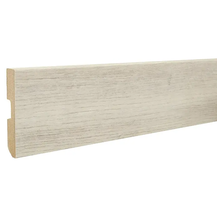 LOGOCLIC Rodapié Roble Thermes / Vivaldi - 220 cm x 15 mm x 80 mm, MDF - Primer plano de un zócalo con un acabado de vetas de madera clara y un borde redondeado, ideal para interiores modernos.