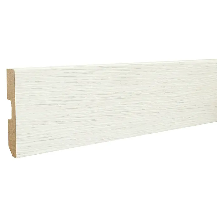 LOGOCLIC Rodapié Roble Bruma - 220 cm x 15 mm x 80 mm, MDF - Primer plano de un rodapié blanco con vetas de madera y una muesca en la parte posterior. Ideal para interiores modernos.