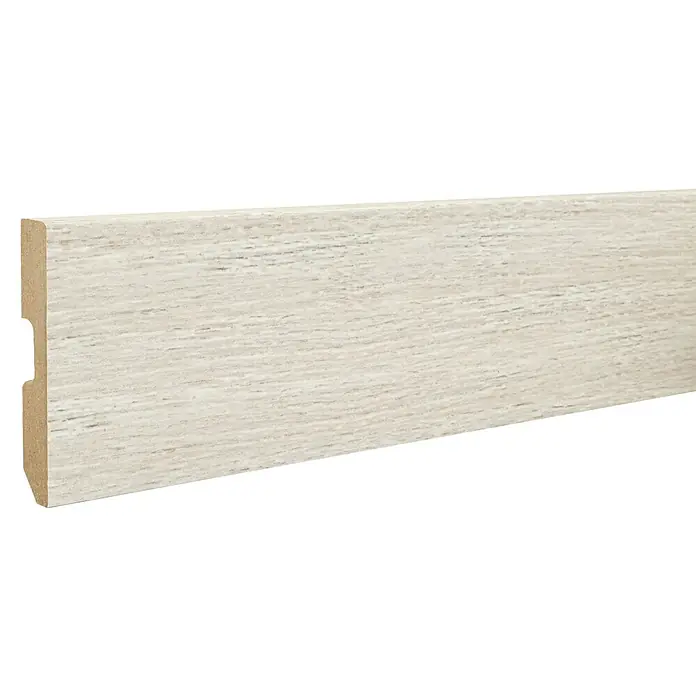 LOGOCLIC Rodapié Roble Glasgow - 220 cm x 15 mm x 80 mm, MDF - Primer plano de un zócalo blanco con textura de madera, que ofrece una estética elegante y sencilla para cualquier habitación.