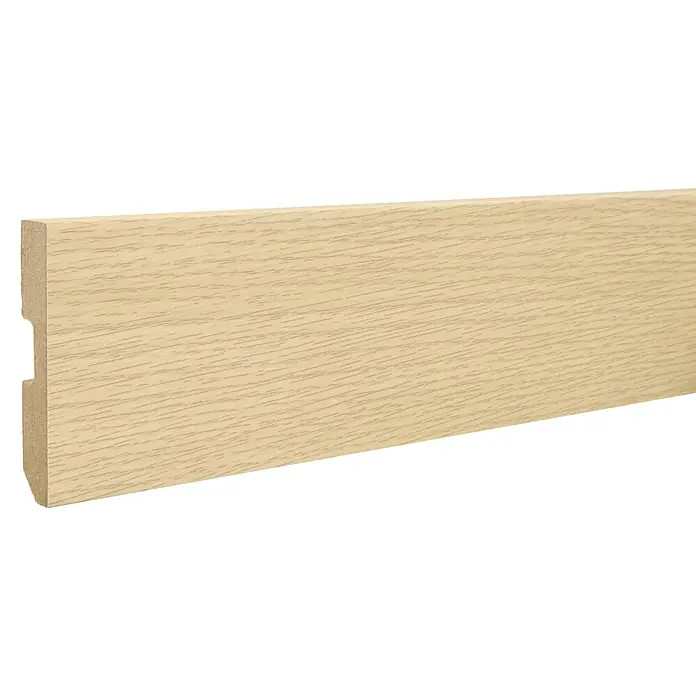 LOGOCLIC Rodapié Roble Olsen - 220 cm x 15 mm x 80 mm, MDF - Primer plano de un rodapié de madera clara con una veta y un perfil distintivos para una transición elegante al suelo.