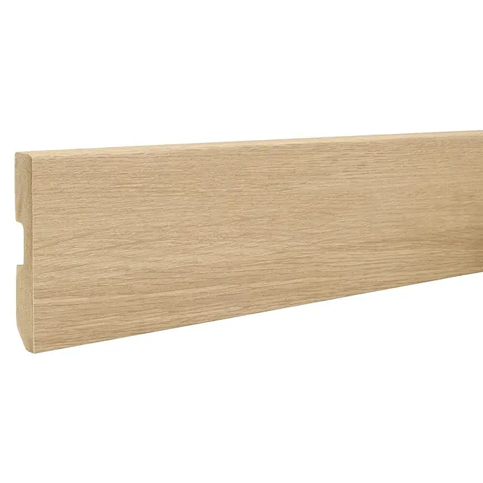 LOGOCLIC Rodapié Roble Di Trevi - 220 cm x 15 mm x 80 mm, MDF - Primer plano de un rodapié de madera clara con bordes redondeados y una ranura para la gestión de cables.