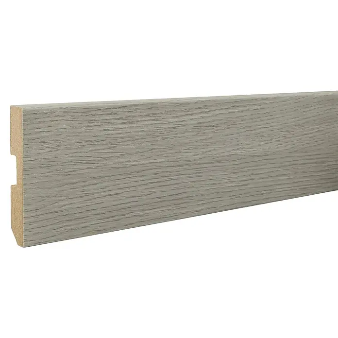 LOGOCLIC Rodapié Roble Wembley - 220 cm x 15 mm x 80 mm, MDF - Vista detallada de un zócalo de madera gris con veta, que ofrece un toque elegante y moderno a cualquier habitación.