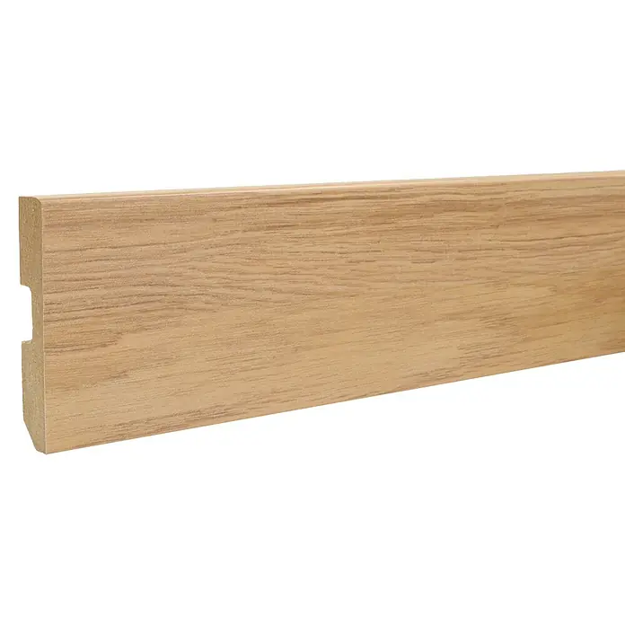LOGOCLIC Rodapié Roble Cascais/Livorno - 220 cm x 15 mm x 80 mm, MDF - Primer plano de un zócalo de madera marrón claro con vetas finas y bordes redondeados, perfecto para cualquier habitación.