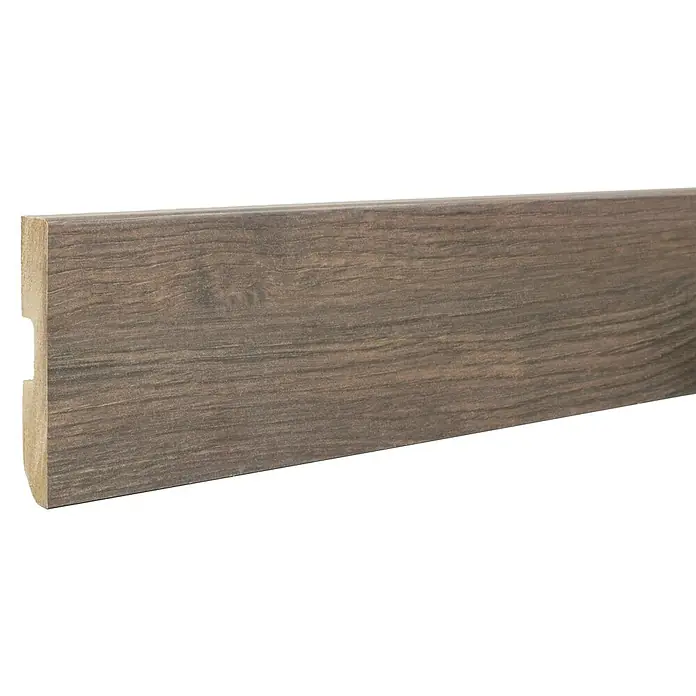 LOGOCLIC Rodapié Roble Capri - 220 cm x 15 mm x 80 mm, MDF - Primer plano de un rodapié marrón con vetas de madera, ideal para acabados de suelo elegantes.