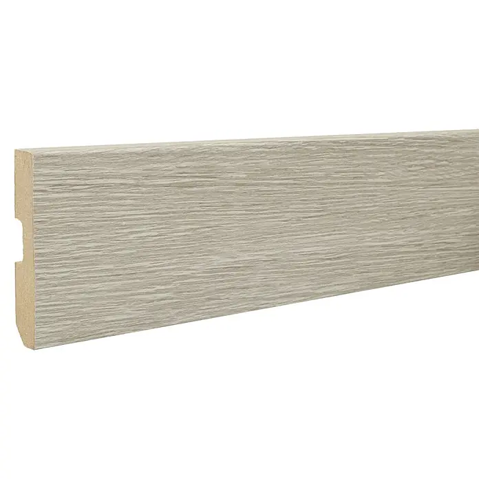 LOGOCLIC Rodapié Roble Ferik - 220 cm x 15 mm x 80 mm, MDF - Primer plano de un rodapié blanco con textura de madera. El producto es adecuado para la decoración de interiores y añade un toque moderno.