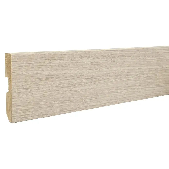 LOGOCLIC Rodapié Roble Kiev - 220 cm x 15 mm x 80 mm, MDF - Primer plano de un zócalo con una textura de madera clara, ideal para interiores modernos. El zócalo proporciona protección y un aspecto elegante.