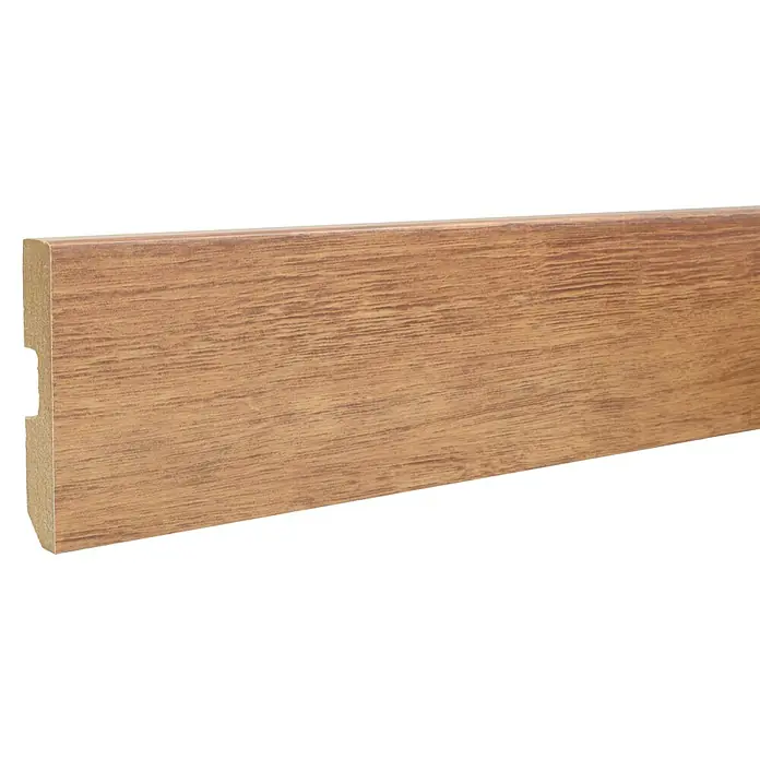 LOGOCLIC Rodapié Roble Halley - 220 cm x 15 mm x 80 mm, MDF - Primer plano de un rodapié marrón con vetas de madera, ideal para suelos y acabados de paredes en espacios interiores.