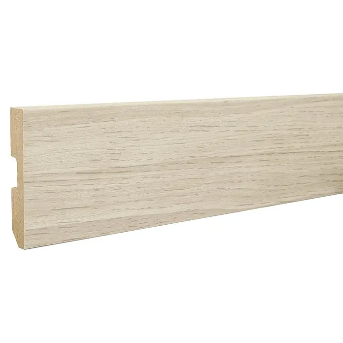 LOGOCLIC Rodapié Roble Mustang - 220 cm x 15 mm x 80 mm, MDF - Una vista detallada de un zócalo de madera blanco, enfatizando su textura y forma. Este producto es ideal para el diseño de interiores.