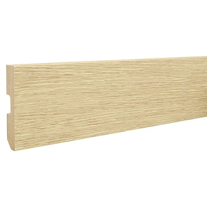 LOGOCLIC Rodapié Pure Oak - 220 cm x 15 mm x 80 mm, MDF - Detalle de un rodapié de madera clara, con un borde redondeado y una ranura.