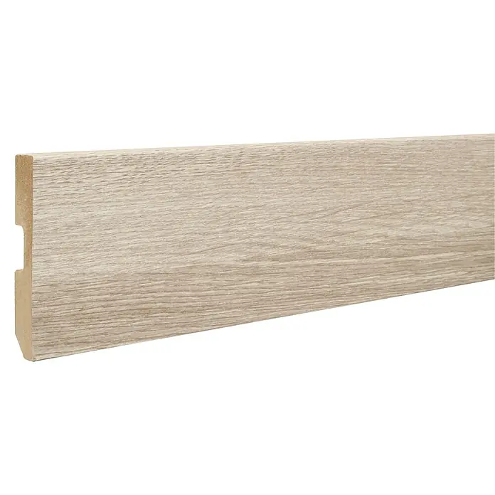 LOGOCLIC Rodapié Roble Calgary - 220 cm x 15 mm x 80 mm, MDF - Primer plano de un rodapié de color claro con grano de madera y un hueco en la parte posterior para los cables. Ideal para interiores modernos.