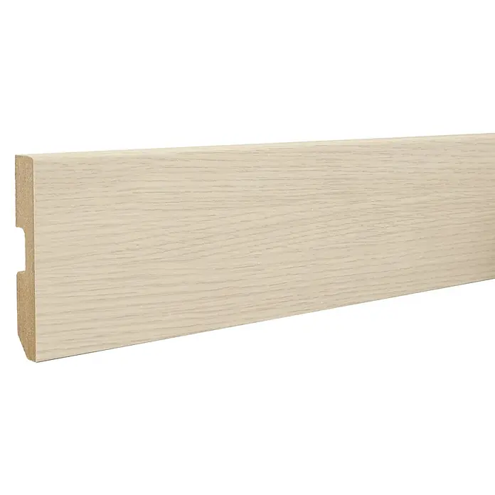 LOGOCLIC Rodapié Roble Venecia - 220 cm x 15 mm x 80 mm, MDF - Primer plano de un rodapié color crema con veta de madera, un complemento ideal para cualquier pavimento, añadiendo un toque elegante a cualquier estancia.