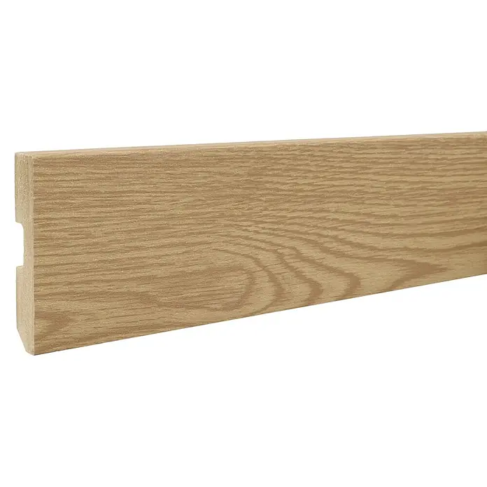 LOGOCLIC Rodapié Roble Wild - 220 cm x 15 mm x 80 mm, MDF - Primer plano de un rodapié de madera marrón claro con una veta distintiva, perfecto para cualquier habitación.