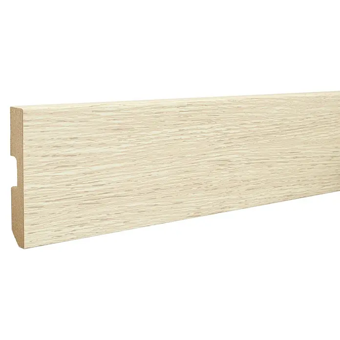 LOGOCLIC Rodapié Roble Habana - 220 cm x 15 mm x 80 mm, MDF - Primer plano de un zócalo de madera clara con bordes redondeados y una veta fina, ideal para espacios de vida modernos.