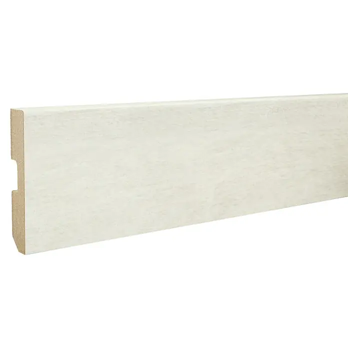 LOGOCLIC Rodapié Roble Palatina/Rimini - 220 cm x 15 mm x 80 mm, MDF - Primer plano de un rodapié blanco con un perfil distintivo, ideal para interiores modernos y acabados de suelo.
