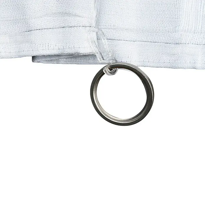 Schlaufenschal Day & Night - B x H: 135 x 300 cm, 100 % Polyester, Weiß - Detailaufnahme eines weißen Stoffstücks mit einem transparenten Clip und einem silbernen Ring, der daran befestigt ist.