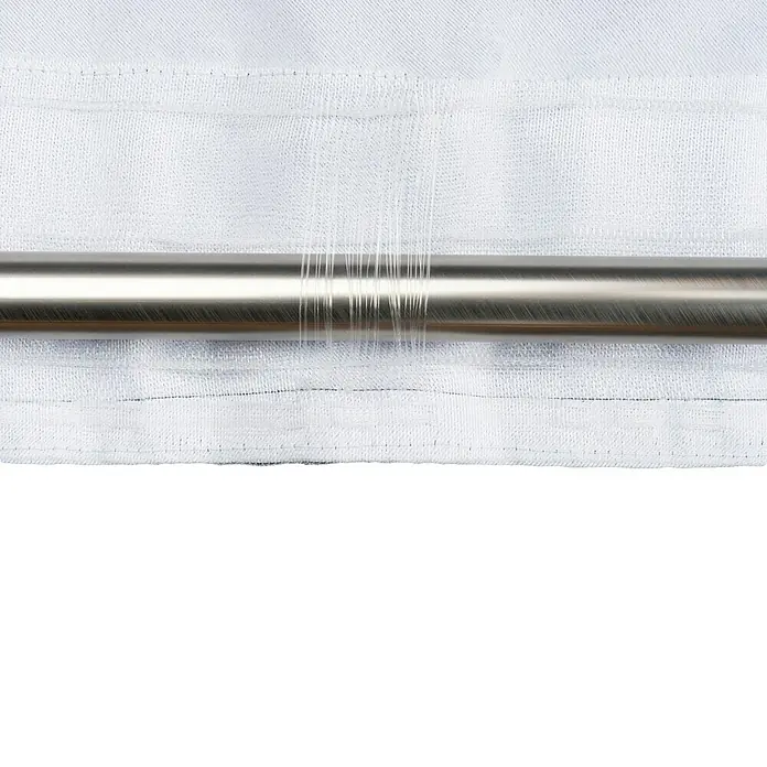 Schlaufenschal Day & Night - B x H: 135 x 300 cm, 100 % Polyester, Weiß - Nahaufnahme einer weißen Gardine mit Kräuselband und einer silbernen Gardinenstange. Das Produkt ist modern und funktional.