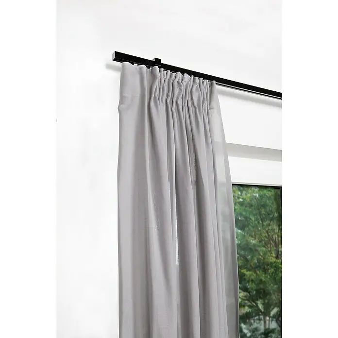 Stilgarnitur Innenläufig Square - Länge Gardinenstange: 120 cm, Schwarz - Grauer Vorhang hängt an einer schwarzen Stange vor einem Fenster, das eine grüne Baumlandschaft zeigt.