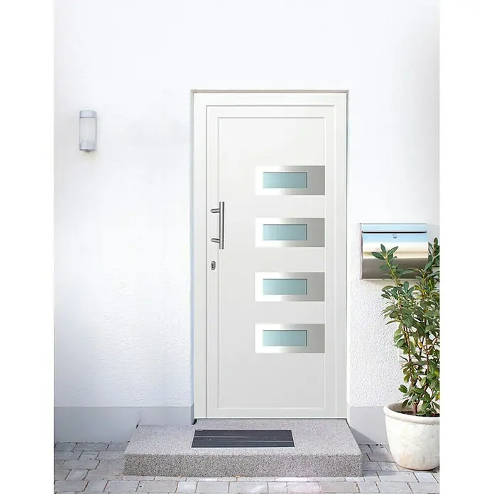 Solid Elements Haustür KF-303 - 110 x 210 cm, DIN Anschlag: Links, Weiß - Eine moderne weiße Haustür mit rechteckigen Glaseinsätzen und einem schlanken Türgriff, eingebettet in eine helle Fassade.
