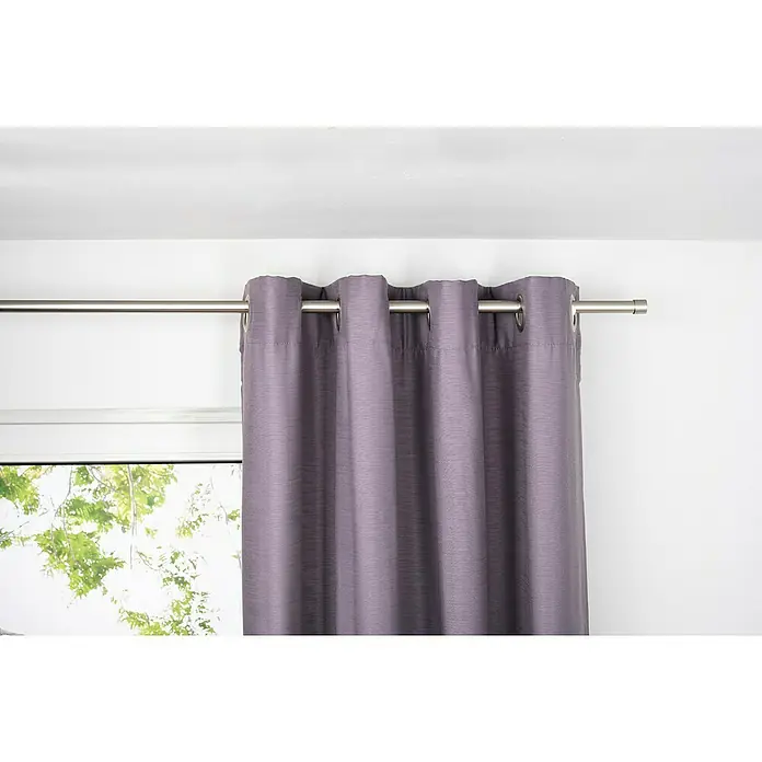 Ösenschal Leinen-Look - B x H: 135 x 300 cm, 100 % Polyester, Brombeere - Nahaufnahme einer eleganten, grauen Gardine mit Metallösen, die an einer silbernen Stange hängt und für stilvolle Fensterdekoration sorgt.