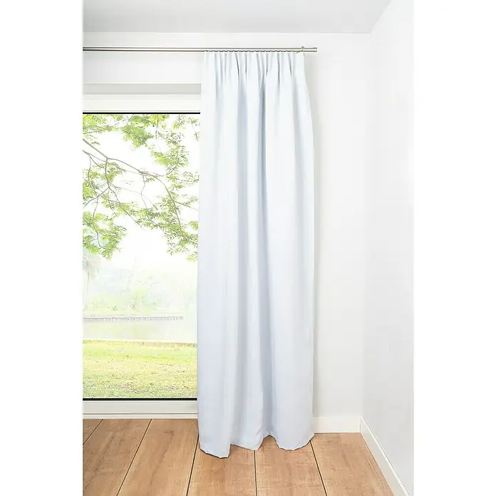 Schlaufenschal Day & Night - B x H: 135 x 300 cm, 100 % Polyester, Weiß - Weißer Verdunkelungsvorhang hängt an einer Metallschiene vor einem Fenster mit Blick auf einen Garten und bietet Privatsphäre.