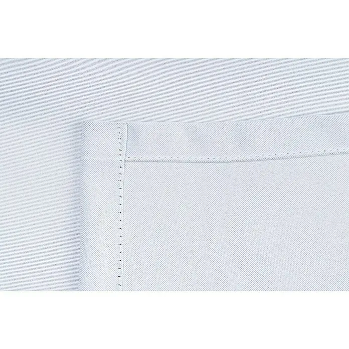 Schlaufenschal Day & Night - B x H: 135 x 300 cm, 100 % Polyester, Weiß - Nahaufnahme eines hellblauen Stoffes mit feiner Webstruktur und sauberer Naht, ideal für Textilprojekte.
