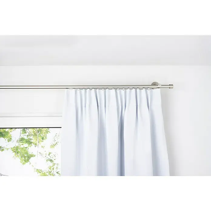 Schlaufenschal Day & Night - B x H: 135 x 300 cm, 100 % Polyester, Weiß - Weiße Gardine hängt an einer silbernen Gardinenstange. Die Vorhänge sind schlicht und funktional. Sie dienen zur Verdunklung.