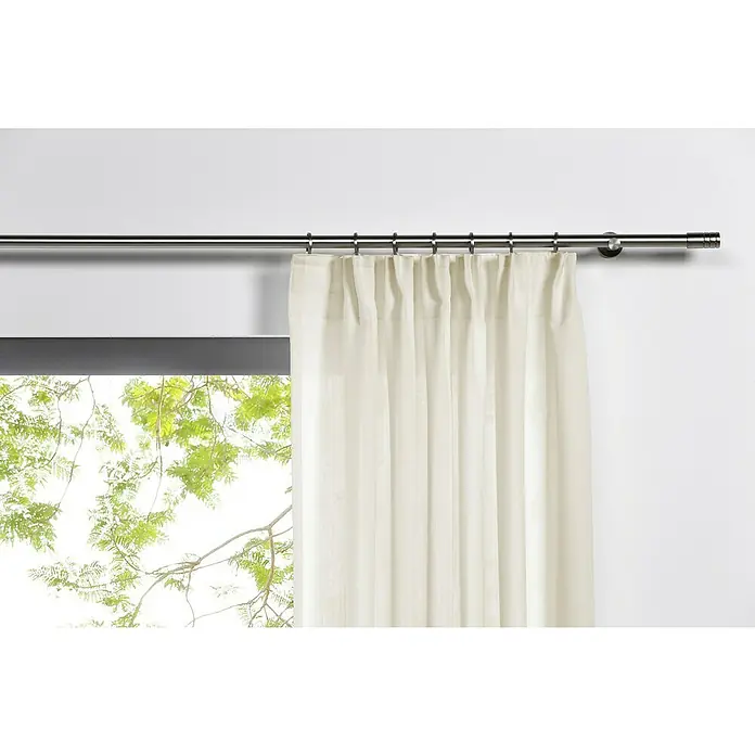 Schlaufenschal Mood - B x H: 135 x 300 cm, 100 % Polyester, Ecru - Nahaufnahme einer Gardinenstange mit einer beigefarbenen Gardine, die das Fenster teilweise verdeckt und für Privatsphäre sorgt.