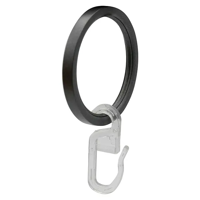 Flachring - Anthrazit, Geeignet für: Gardinenstangen Ø 20 mm, 10 Stk., Metall - Nahaufnahme eines schwarzen Vorhangrings mit einem durchsichtigen Kunststoffhaken zur Aufhängung von Vorhängen oder Gardinen.