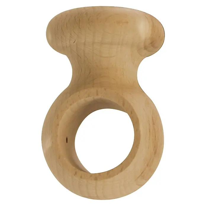 Deckenträger - Buche, Passend für: Gardinenstangen Ø 28 mm - Nahaufnahme eines hölzernen Massagegeräts in Form einer Acht mit glatter Oberfläche und Maserung.