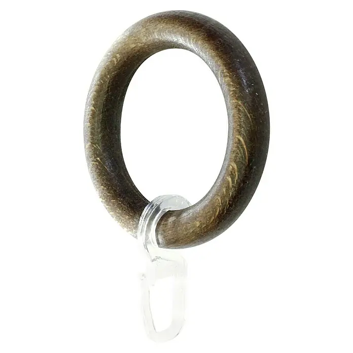Rundring-Pack - Kirschbaum, Passend für: Gardinenstangen Ø 28 mm, 10 Stk. - Nahaufnahme eines Gardinenrings aus Holz mit einem transparenten Kunststoffclip zur Befestigung der Gardine.