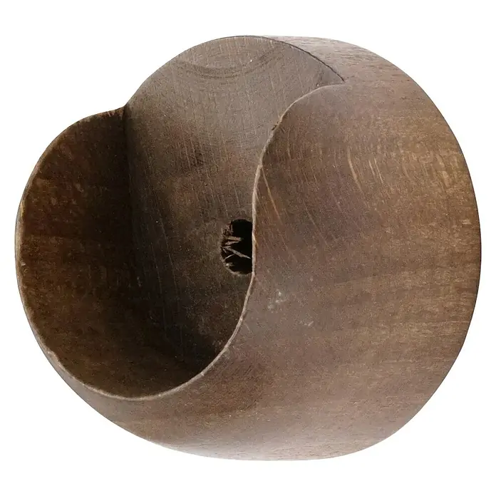 Wandlager - Nussbaum, Passend für: Gardinenstangen Ø 28 mm - Nahaufnahme einer handgefertigten Holzschale mit einzigartiger Form und Textur, ideal als dekoratives Element oder Gebrauchsgegenstand.