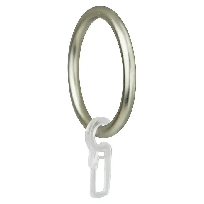 Expo Ambiente Gardinenring Rund - 8 Stk., Durchmesser: 50 mm, Edelstahl-Optik, Mit Faltenhaken - Nahaufnahme eines Vorhangrings aus Metall mit einem weißen, durchsichtigen Kunststoffclip zur Befestigung eines Vorhangs.