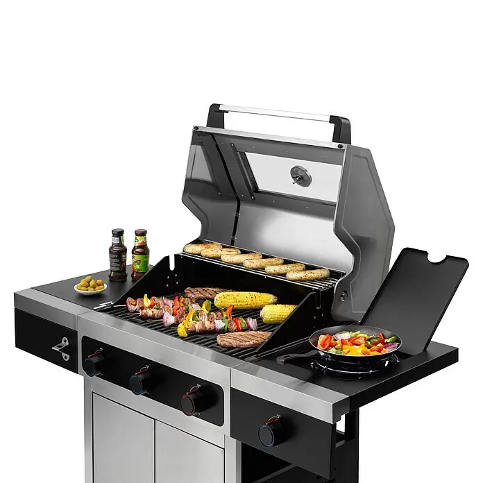 Tepro Gasgrill Keansburg Special Edition - Grillfläche (B x T): 61 x 43 cm, 10,6 kW, Anzahl Brenner: 3 - Schwarzer und silberner Gasgrill, Deckel offen, mit Würstchen, Steaks, Mais und Gemüsespießen. Ein Seitenbrenner hat eine Pfanne mit Gemüse.